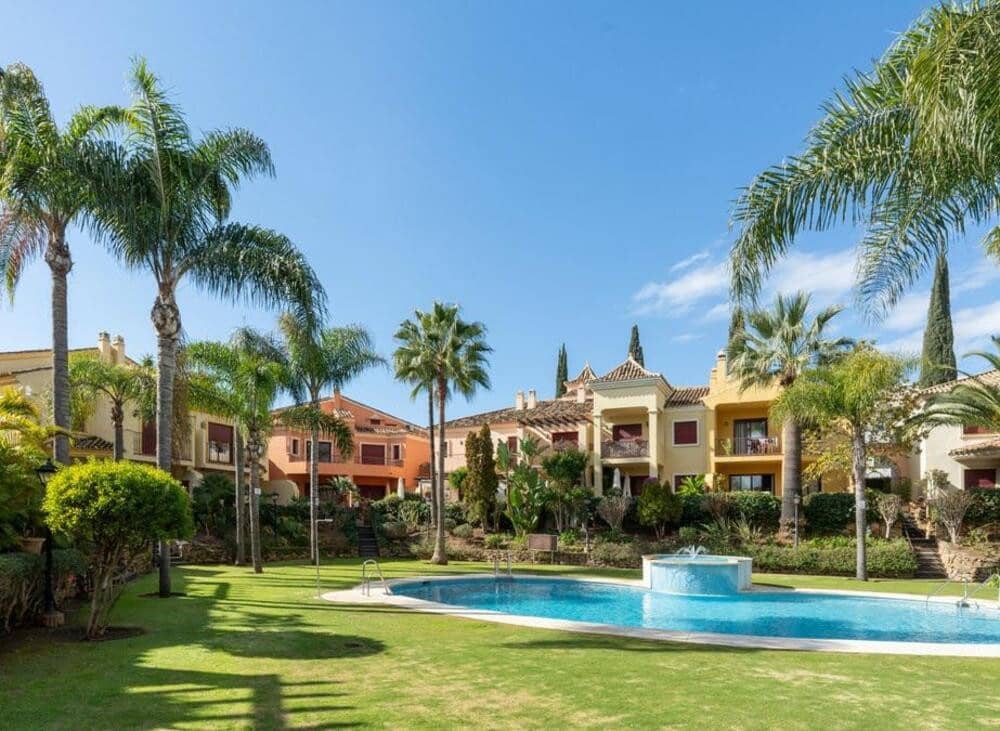 4 soveværelse Byhus til salg i Marbella med swimmingpool garage - € 1.100.000 (Ref: 8838060)