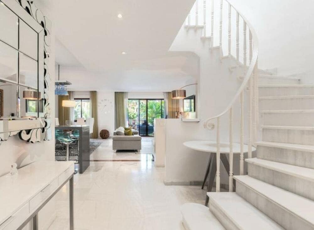 4 soveværelse Byhus til salg i Marbella med swimmingpool garage - € 1.100.000 (Ref: 8838060)