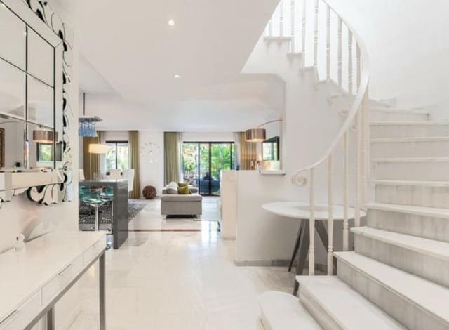 Casa de 4 habitaciones en Lomas De Marbella, Marbella en venta con piscina garaje - 1.100.000 € (Ref: 8838060)