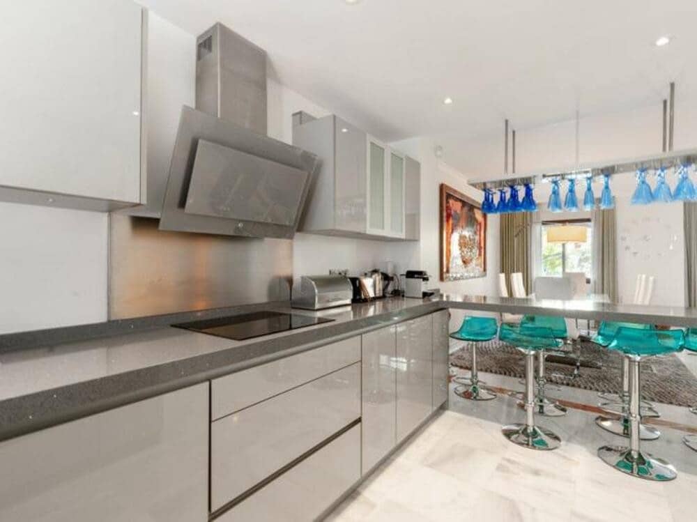 4 soveværelse Byhus til salg i Marbella med swimmingpool garage - € 1.100.000 (Ref: 8838060)