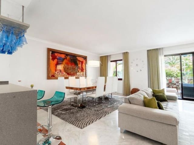 Casa de 4 habitaciones en Lomas De Marbella, Marbella en venta con piscina garaje - 1.100.000 € (Ref: 8838060)