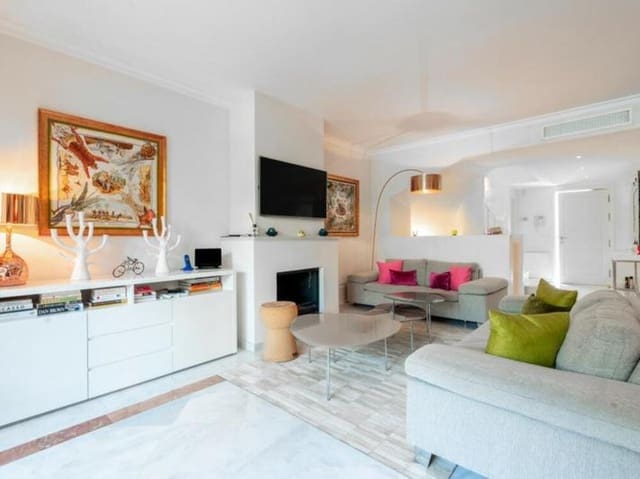 Casa de 4 habitaciones en Lomas De Marbella, Marbella en venta con piscina garaje - 1.100.000 € (Ref: 8838060)