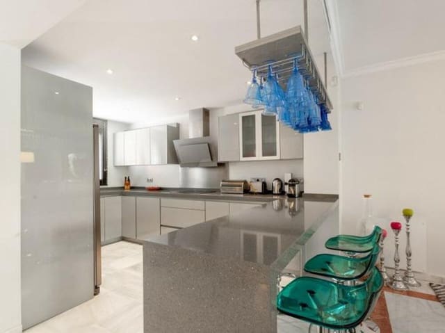 Casa de 4 habitaciones en Lomas De Marbella, Marbella en venta con piscina garaje - 1.100.000 € (Ref: 8838060)