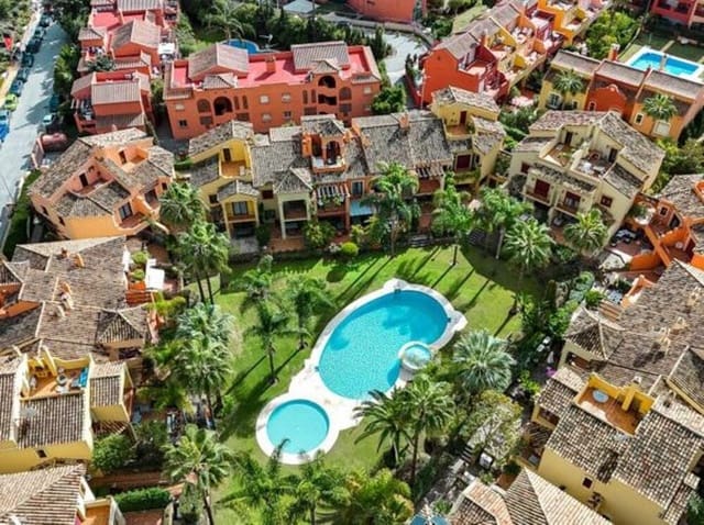 4 soveværelse Byhus til salg i Lomas De Marbella, Marbella med swimmingpool garage - € 1.100.000 (Ref: 8838060)