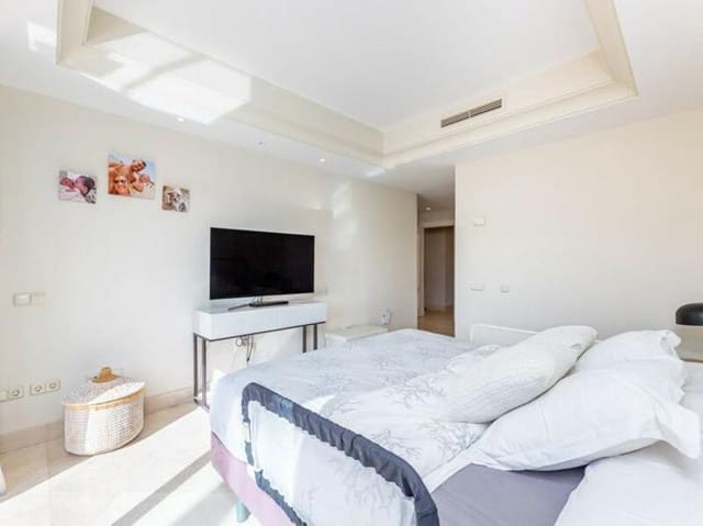 3 chambre Appartement à vendre à La Dama de Noche - La Alzambra, Marbella avec piscine garage - 1 300 000 € (Ref: 8838063)