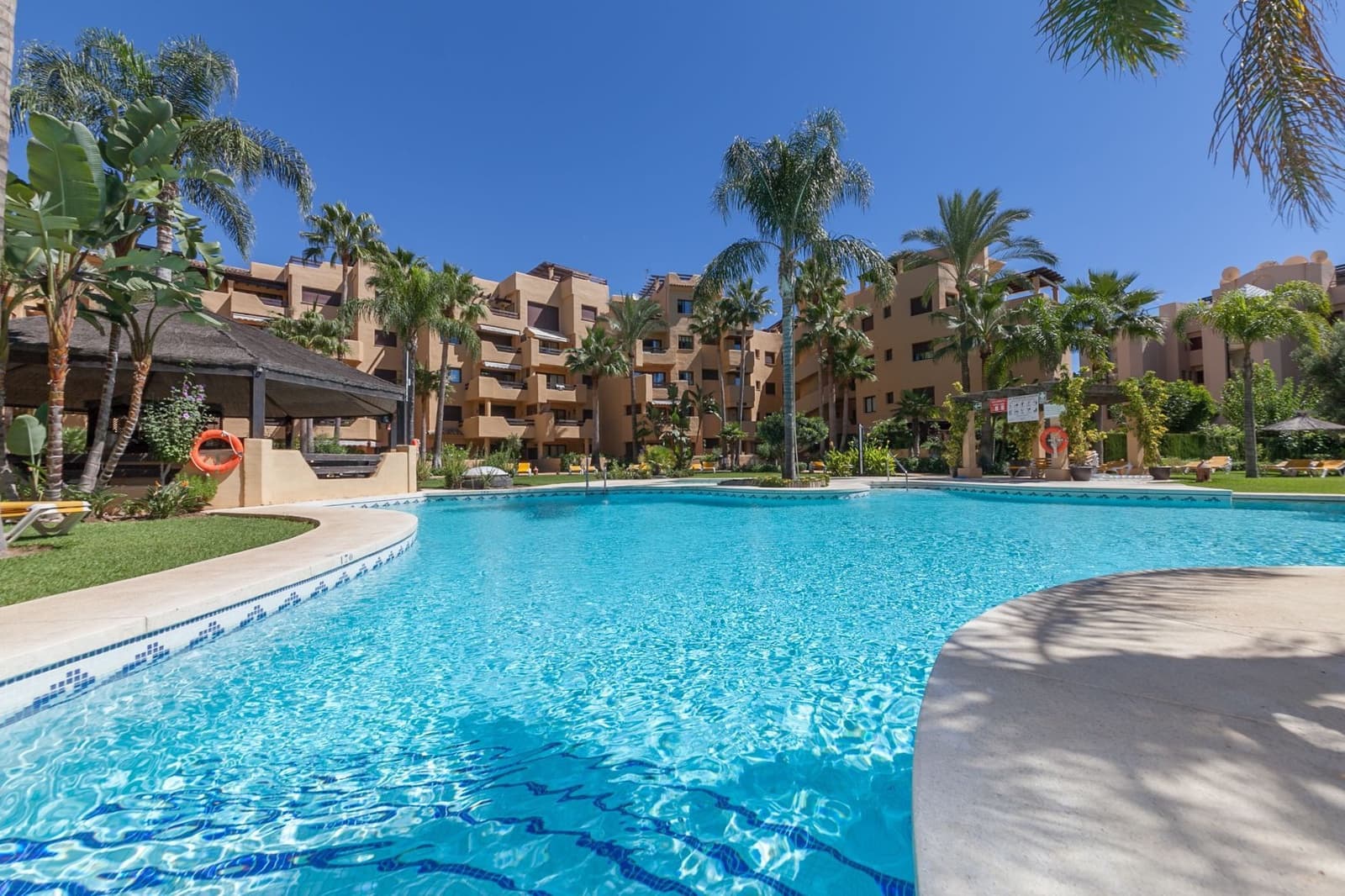 3 sypialnia Apartament do wynajęcia w Estepona z basenem garażem - 3 200 € (Ref: 8847004)