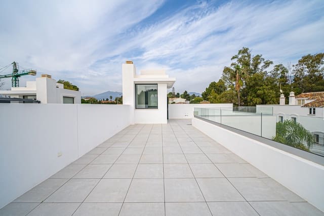 4 bedroom Villa for sale in Lomas De Marbella, Marbella with pool garage - € 3,500,000 (Ref: 8854442)