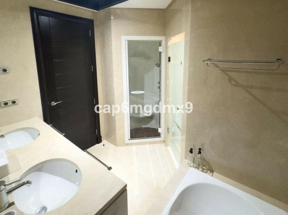 Penthouse de 3 chambres à louer à Marbella avec piscine garage - 12 000 € (Ref: 8864265)