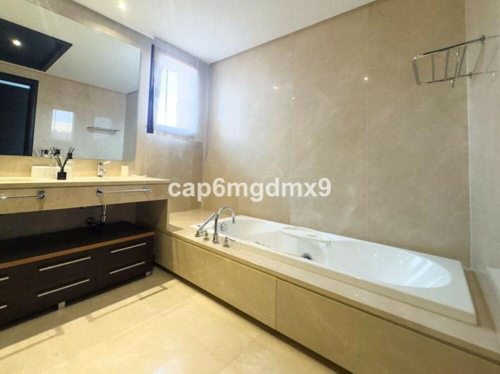 Penthouse de 3 chambres à louer à Marbella avec piscine garage - 12 000 € (Ref: 8864265)