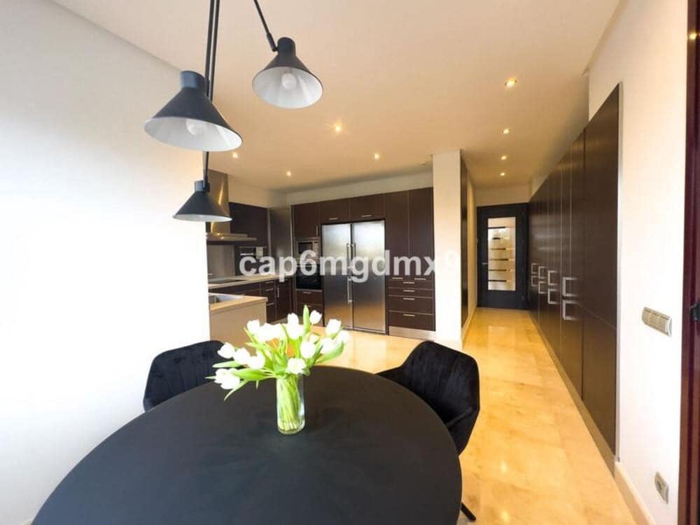 Penthouse de 3 chambres à louer à Marbella avec piscine garage - 12 000 € (Ref: 8864265)