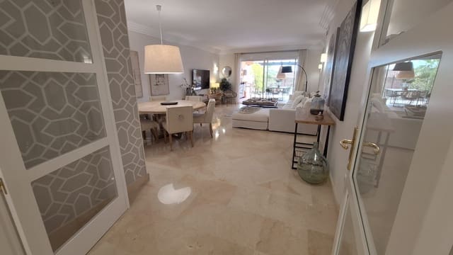 Appartement de 2 chambres à louer à Los Naranjos, Marbella avec piscine garage - 4 500 € (Ref: 8883881)