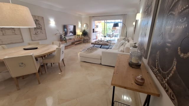Appartement de 2 chambres à louer à Los Naranjos, Marbella avec piscine garage - 4 500 € (Ref: 8883881)