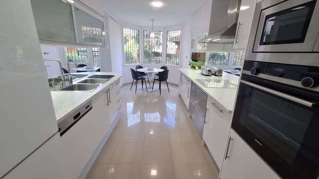 Appartement de 2 chambres à louer à Los Naranjos, Marbella avec piscine garage - 4 500 € (Ref: 8883881)