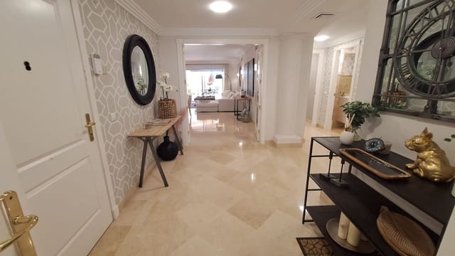 Appartement de 2 chambres à louer à Los Naranjos, Marbella avec piscine garage - 4 500 € (Ref: 8883881)