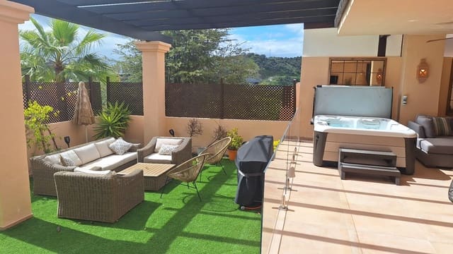 Appartement de 2 chambres à louer à Los Naranjos, Marbella avec piscine garage - 4 500 € (Ref: 8883881)
