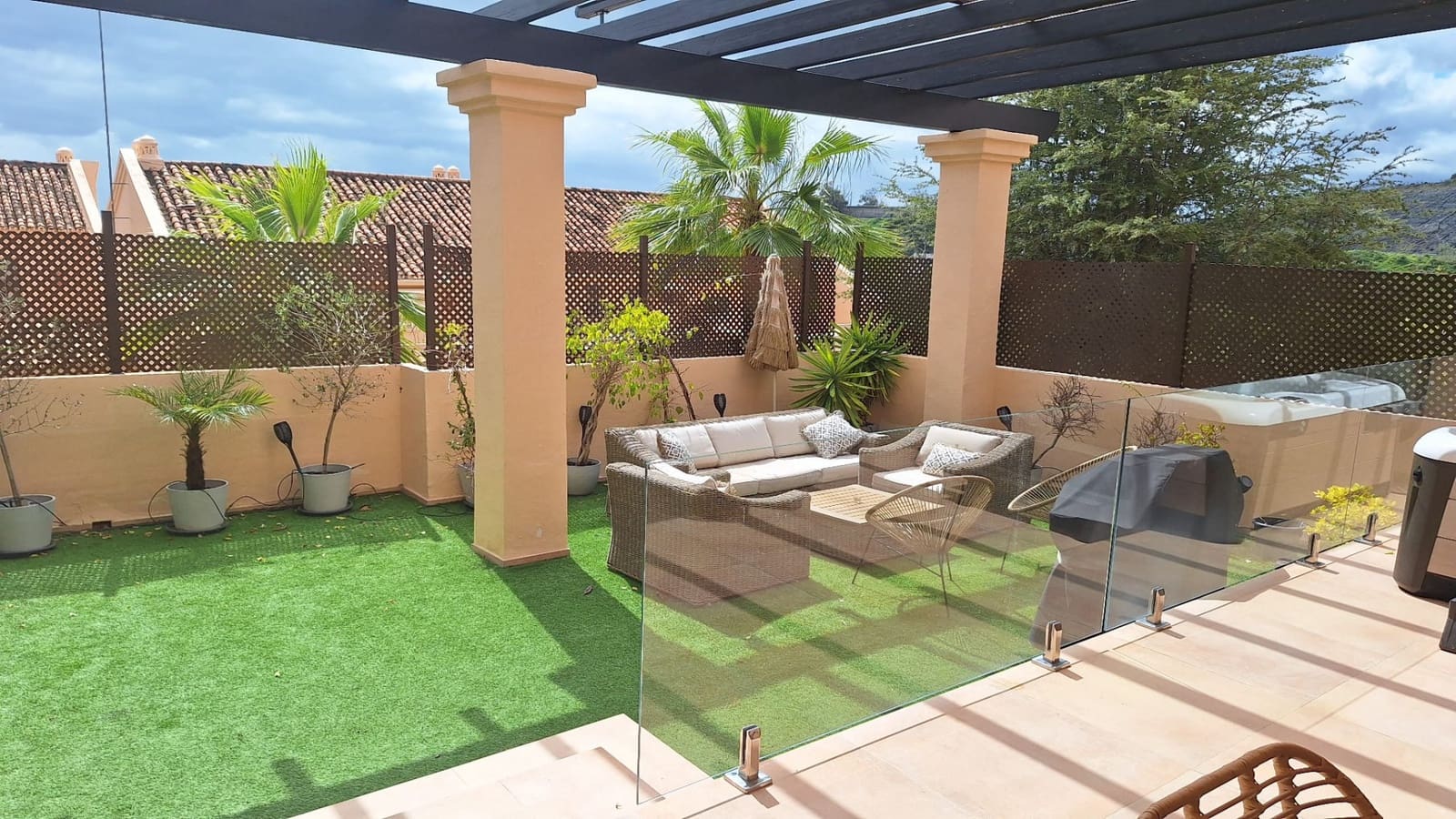 2 soveværelse Lejlighed til leje i Marbella med swimmingpool garage - € 4.500 (Ref: 8883881)