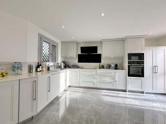 4 quarto Casa em Banda para venda em El Paraiso, Estepona com piscina garagem - 675 000 € (Ref: 8885609)