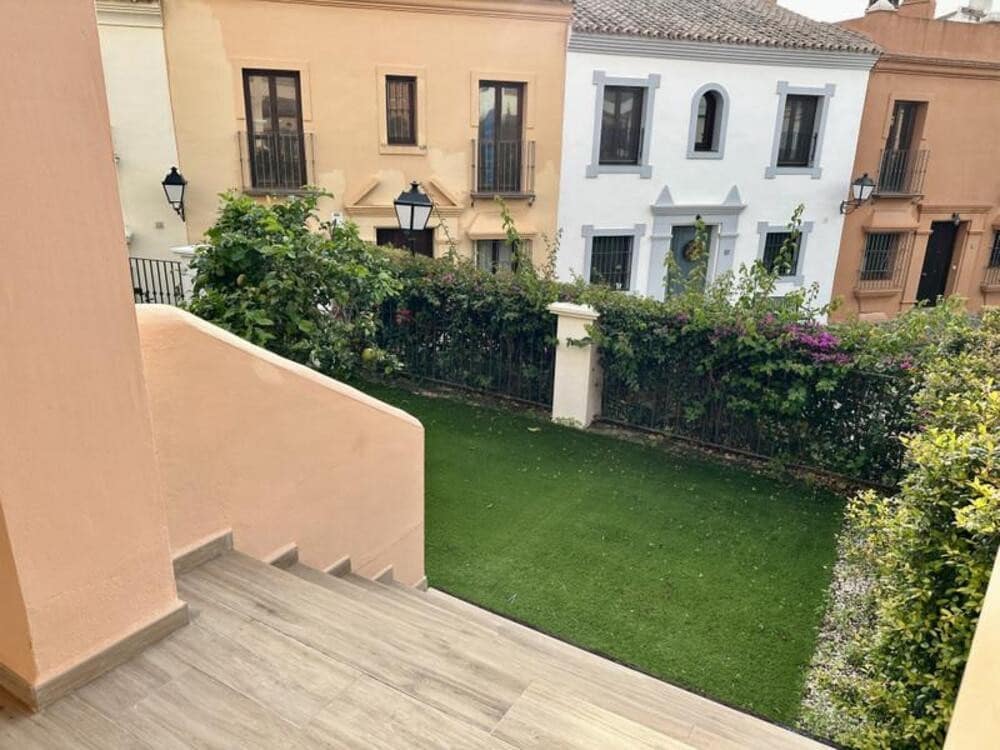 4 quarto Casa em Banda para venda em El Paraiso com piscina garagem - 675 000 € (Ref: 8885609)