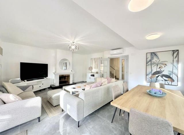 4 soveværelse Byhus til salg i El Paraiso, Estepona med swimmingpool garage - € 675.000 (Ref: 8885609)