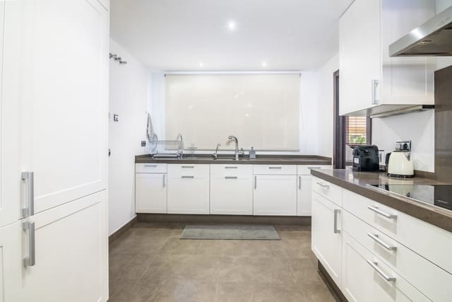4 soveværelse Lejlighed til salg i Los Naranjos, Marbella med swimmingpool garage - € 1.250.000 (Ref: 8901644)
