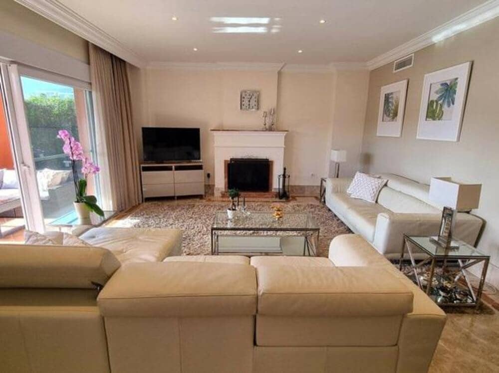 3 soveværelse Semi-Rækkehus til leje i Marbella med swimmingpool garage - € 4.000 (Ref: 8912560)