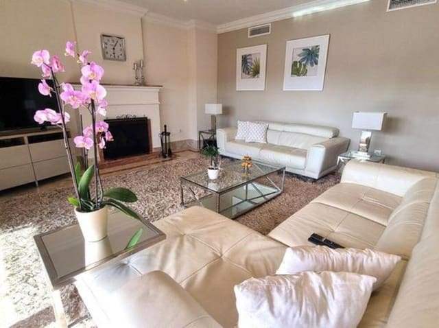 3 sypialnia Dom blizniak do wynajęcia w Santa Clara, Marbella z basenem garażem - 4 000 € (Ref: 8912560)