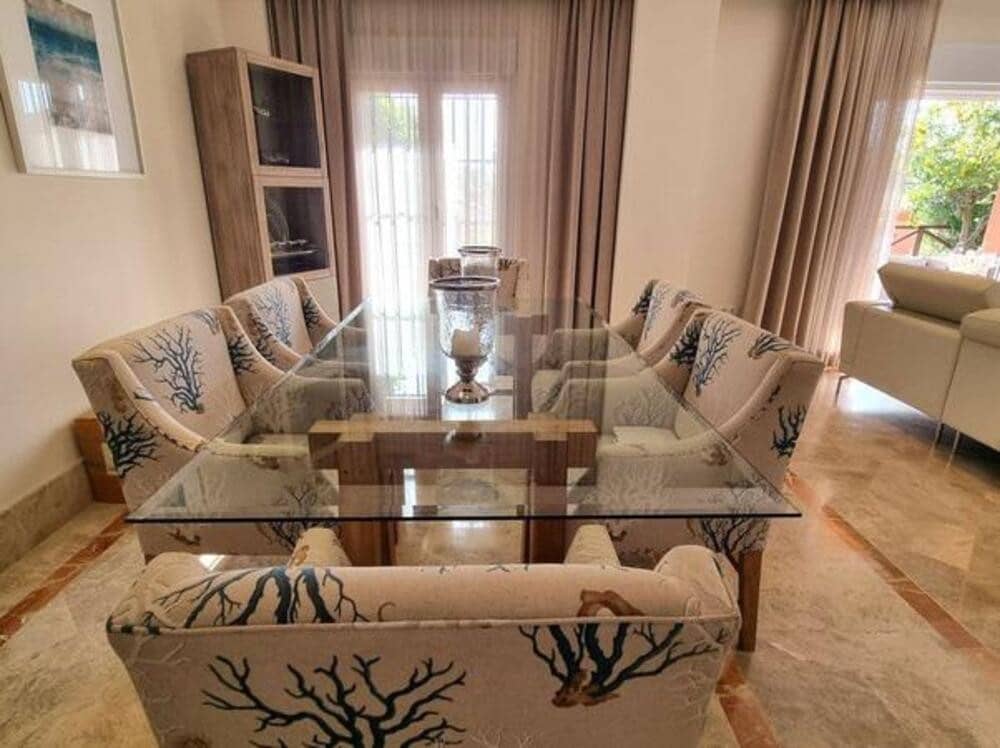 3 soveværelse Semi-Rækkehus til leje i Marbella med swimmingpool garage - € 4.000 (Ref: 8912560)