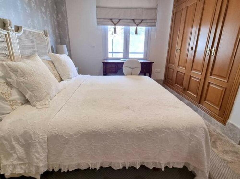 3 soveværelse Semi-Rækkehus til leje i Marbella med swimmingpool garage - € 4.000 (Ref: 8912560)