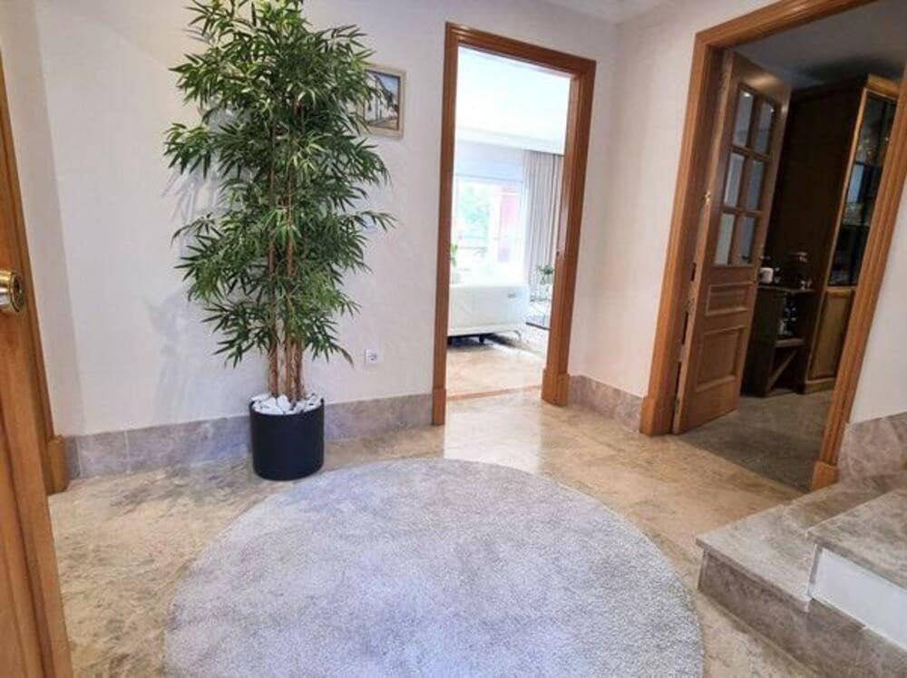 3 soveværelse Semi-Rækkehus til leje i Marbella med swimmingpool garage - € 4.000 (Ref: 8912560)