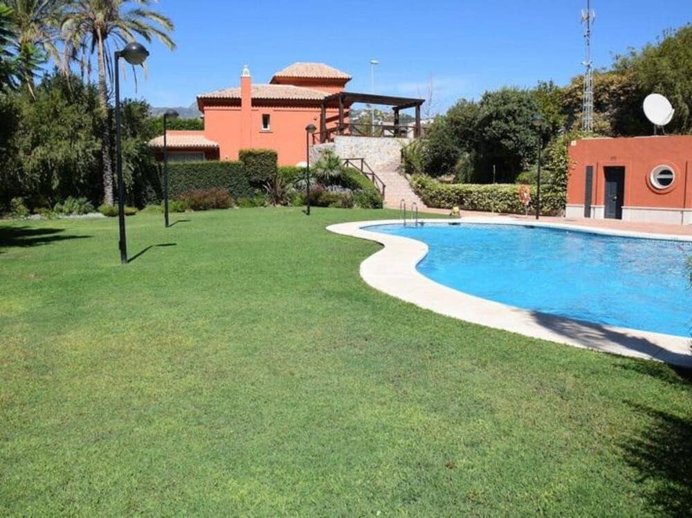 3 soveværelse Semi-Rækkehus til leje i Marbella med swimmingpool garage - € 4.000 (Ref: 8912560)