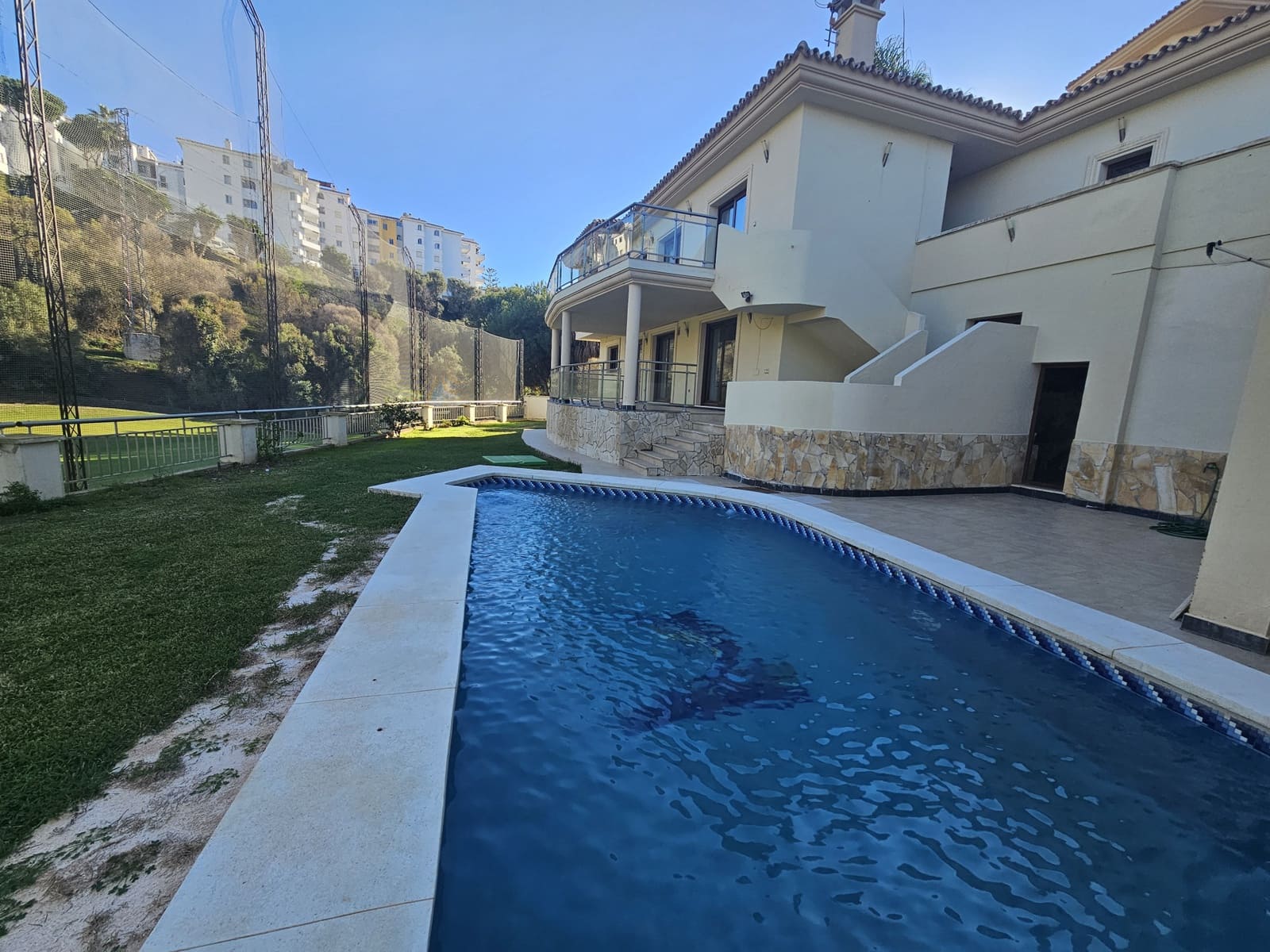 Villa/Maison de 3 chambres à louer à Riviera del Sol avec piscine garage - 3 600 € (Ref: 8920917)