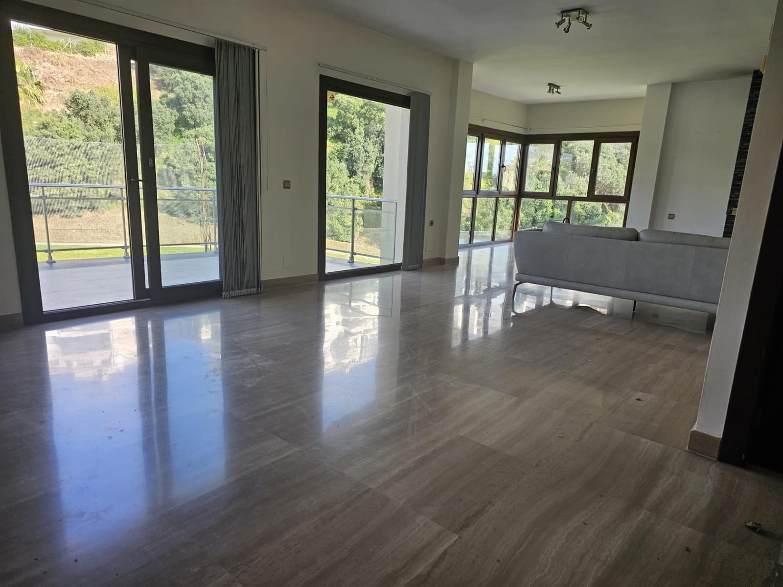 Villa/Maison de 3 chambres à louer à Riviera del Sol avec piscine garage - 3 600 € (Ref: 8920917)