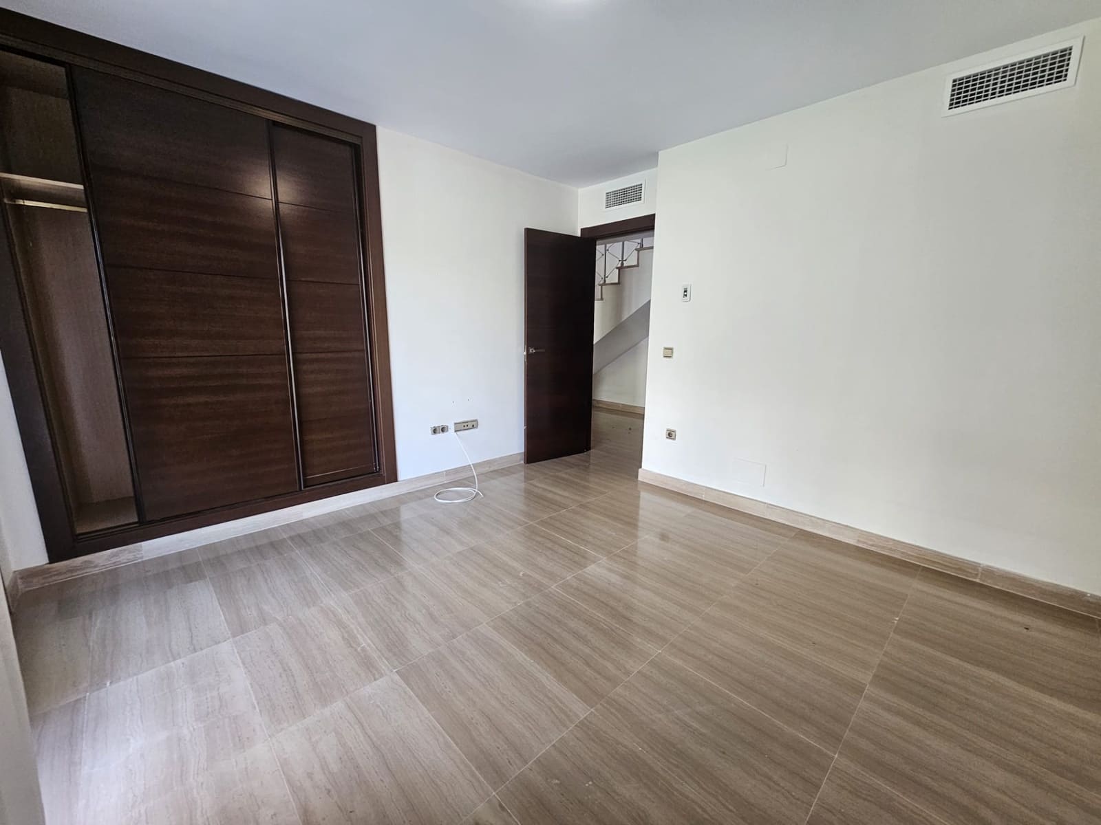 Villa/Maison de 3 chambres à louer à Riviera del Sol avec piscine garage - 3 600 € (Ref: 8920917)