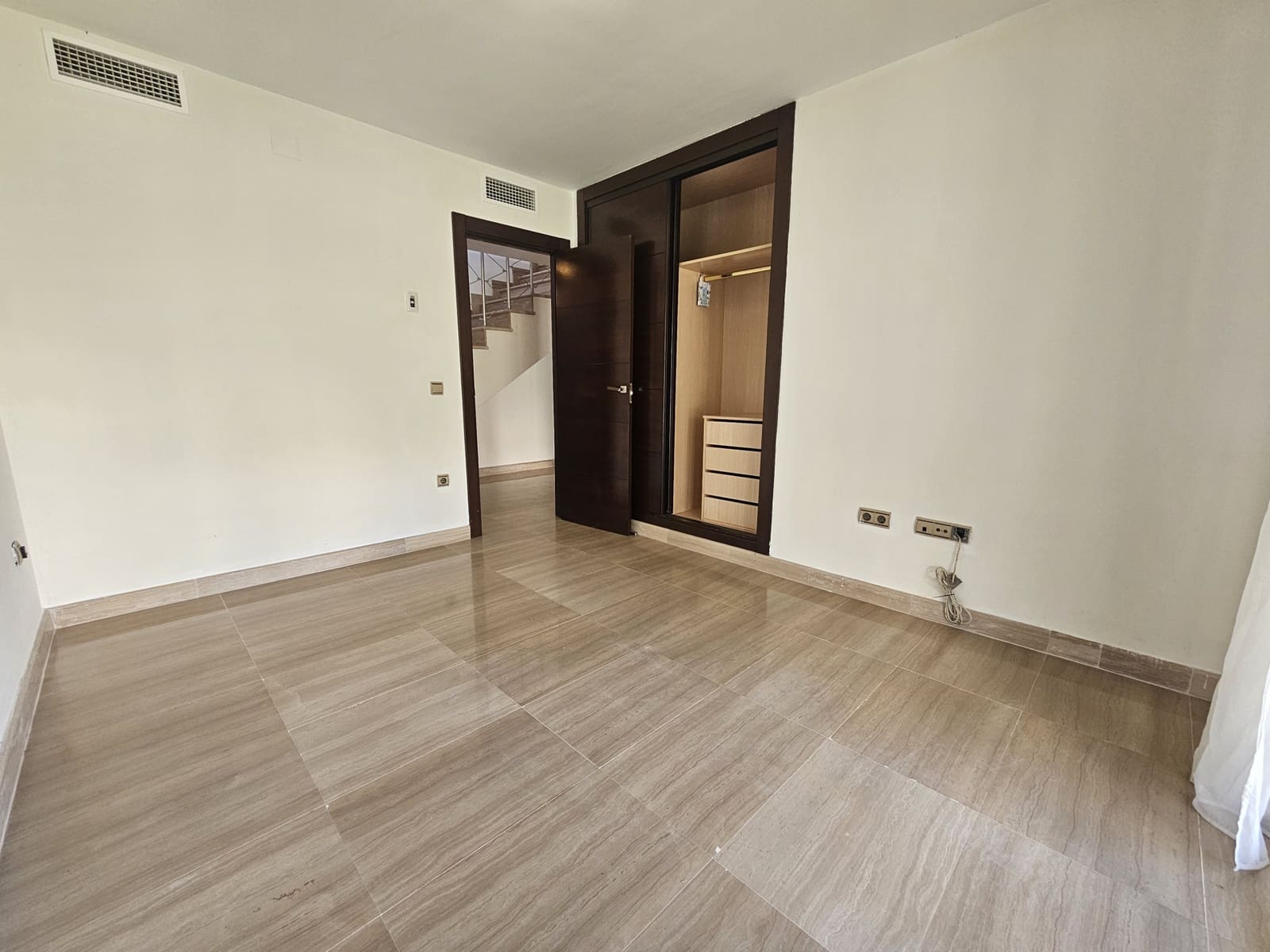 Villa/Maison de 3 chambres à louer à Riviera del Sol avec piscine garage - 3 600 € (Ref: 8920917)
