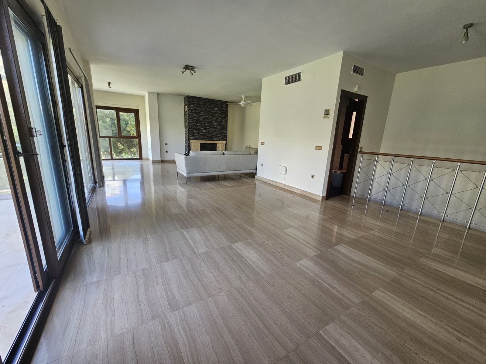 Villa/Maison de 3 chambres à louer à Riviera del Sol avec piscine garage - 3 600 € (Ref: 8920917)