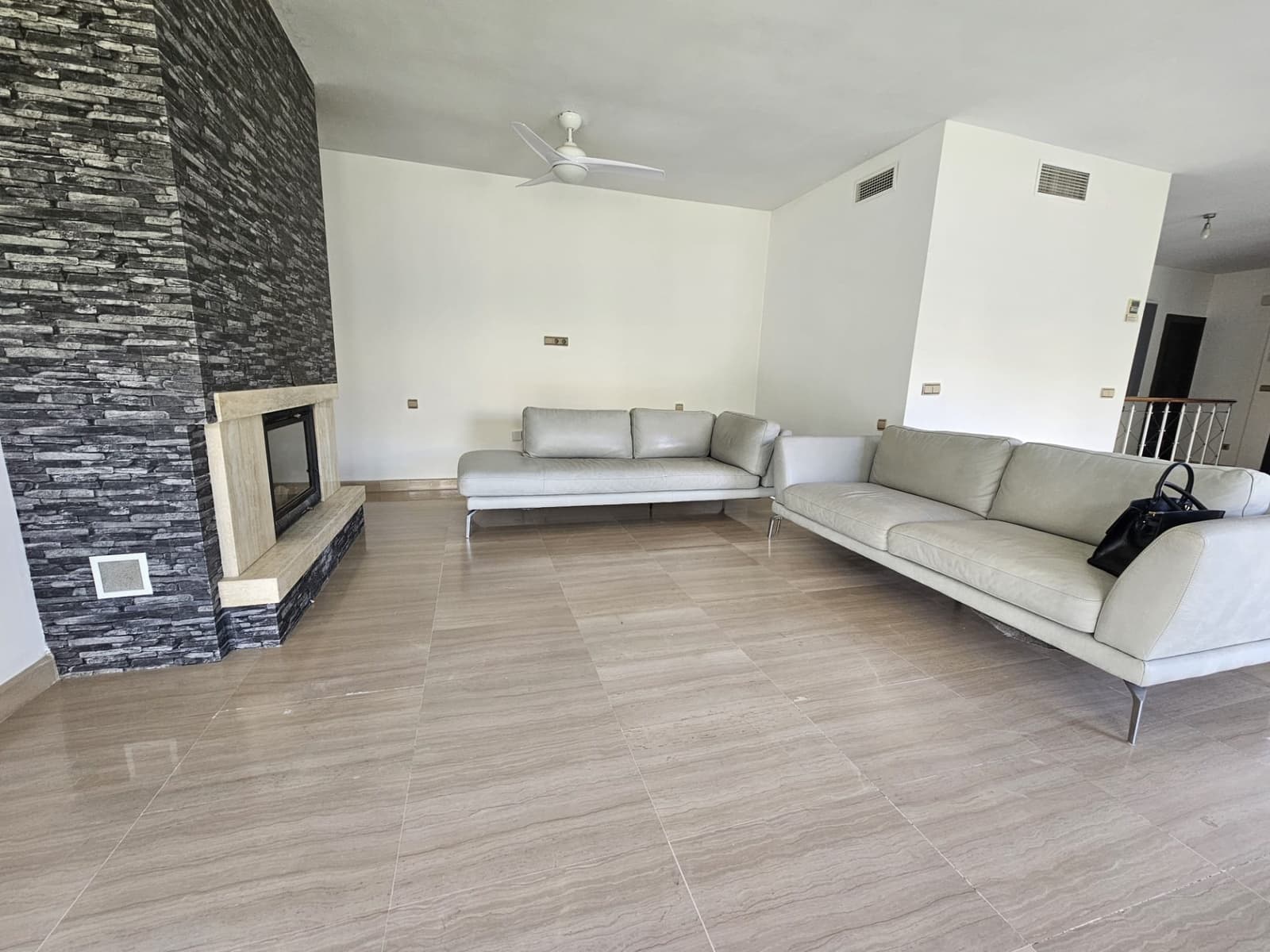 Villa/Maison de 3 chambres à louer à Riviera del Sol avec piscine garage - 3 600 € (Ref: 8920917)