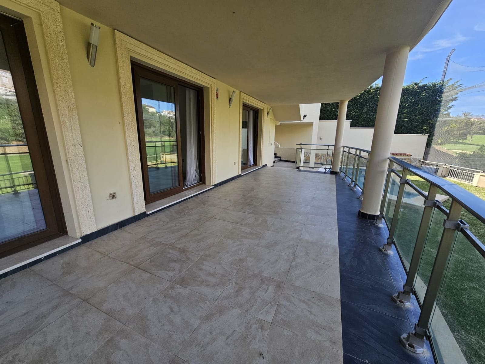 Villa/Maison de 3 chambres à louer à Riviera del Sol avec piscine garage - 3 600 € (Ref: 8920917)