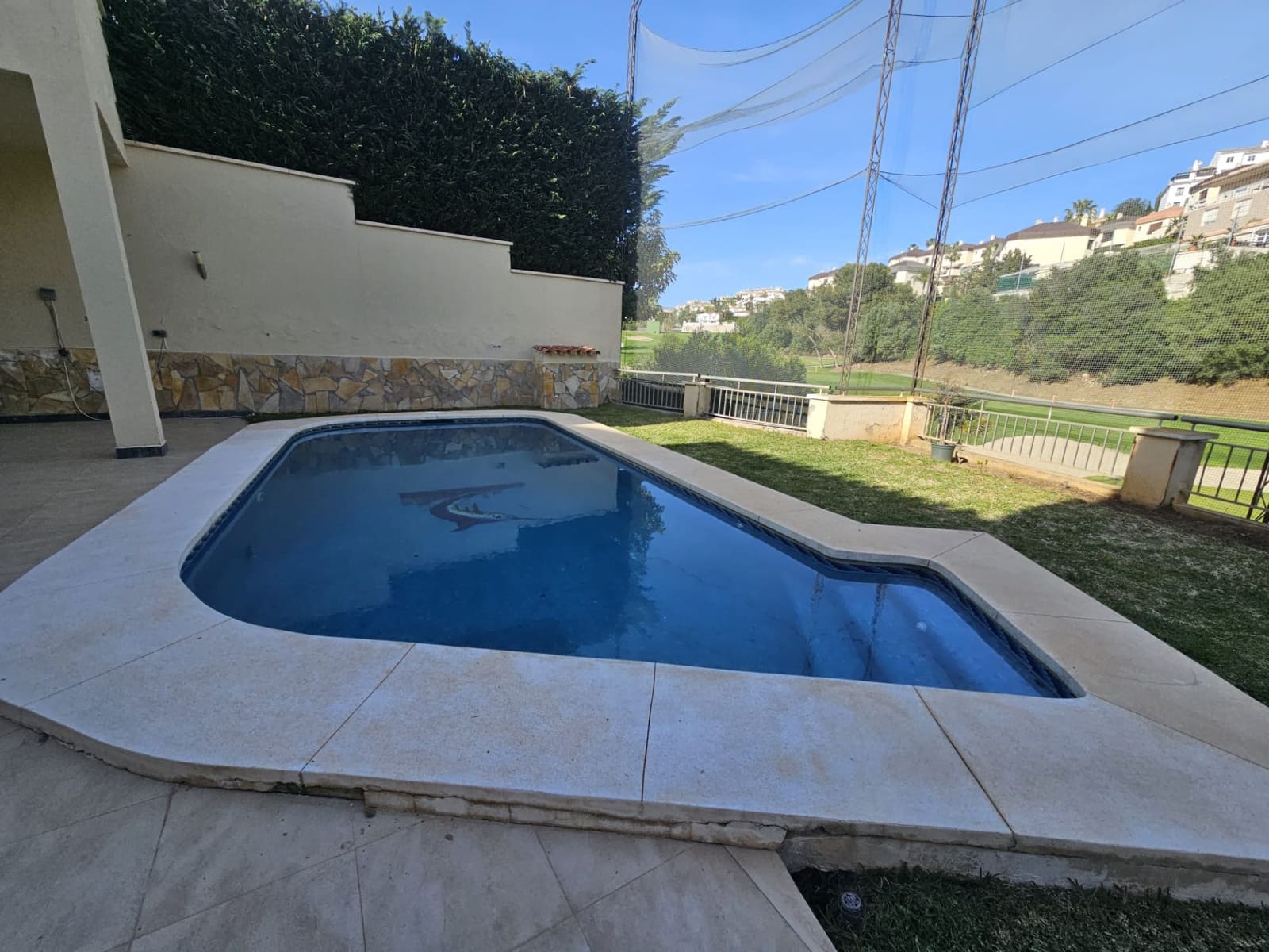 Villa/Maison de 3 chambres à louer à Riviera del Sol avec piscine garage - 3 600 € (Ref: 8920917)
