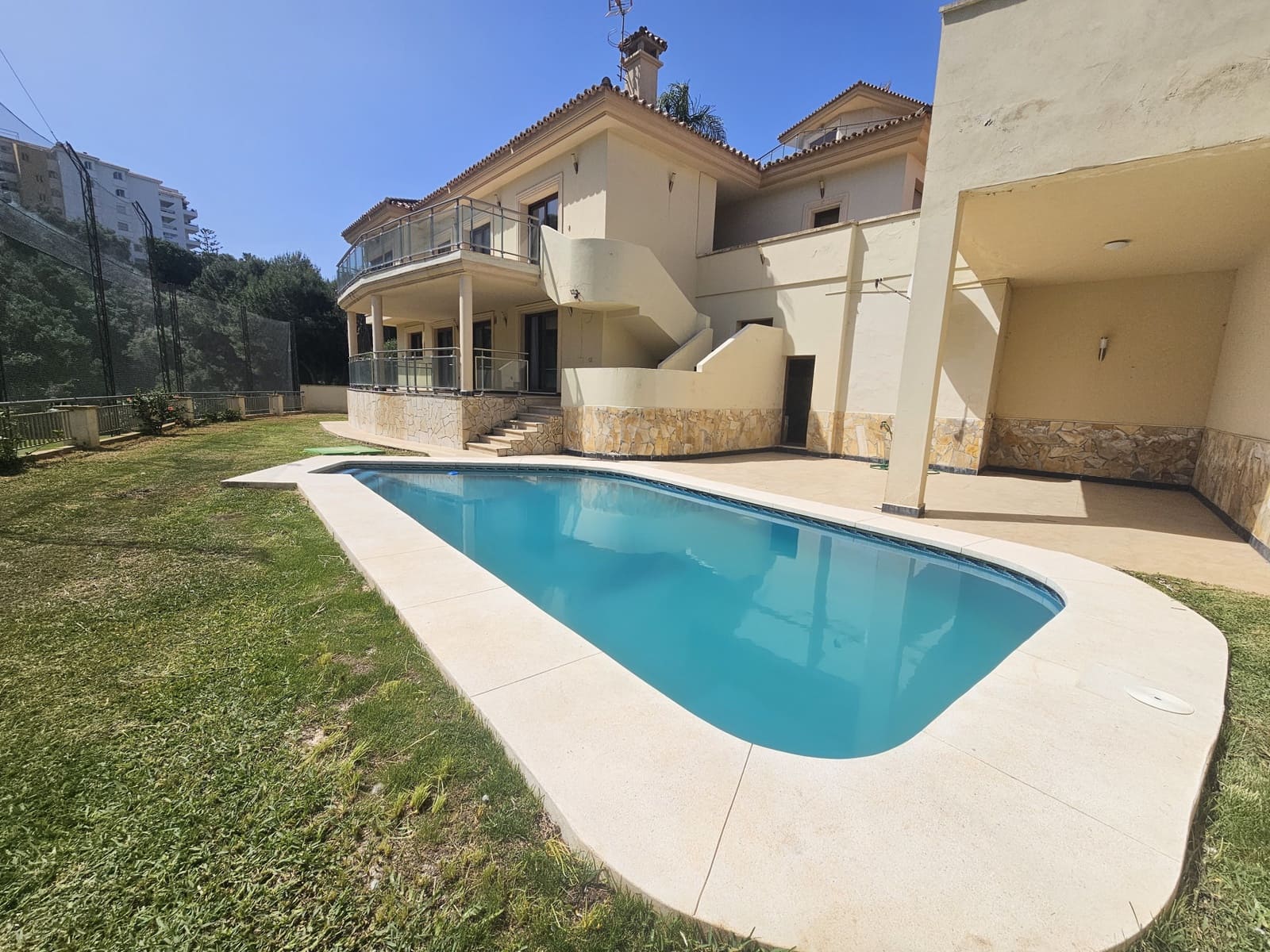 Villa/Maison de 3 chambres à louer à Riviera del Sol avec piscine garage - 3 600 € (Ref: 8920917)