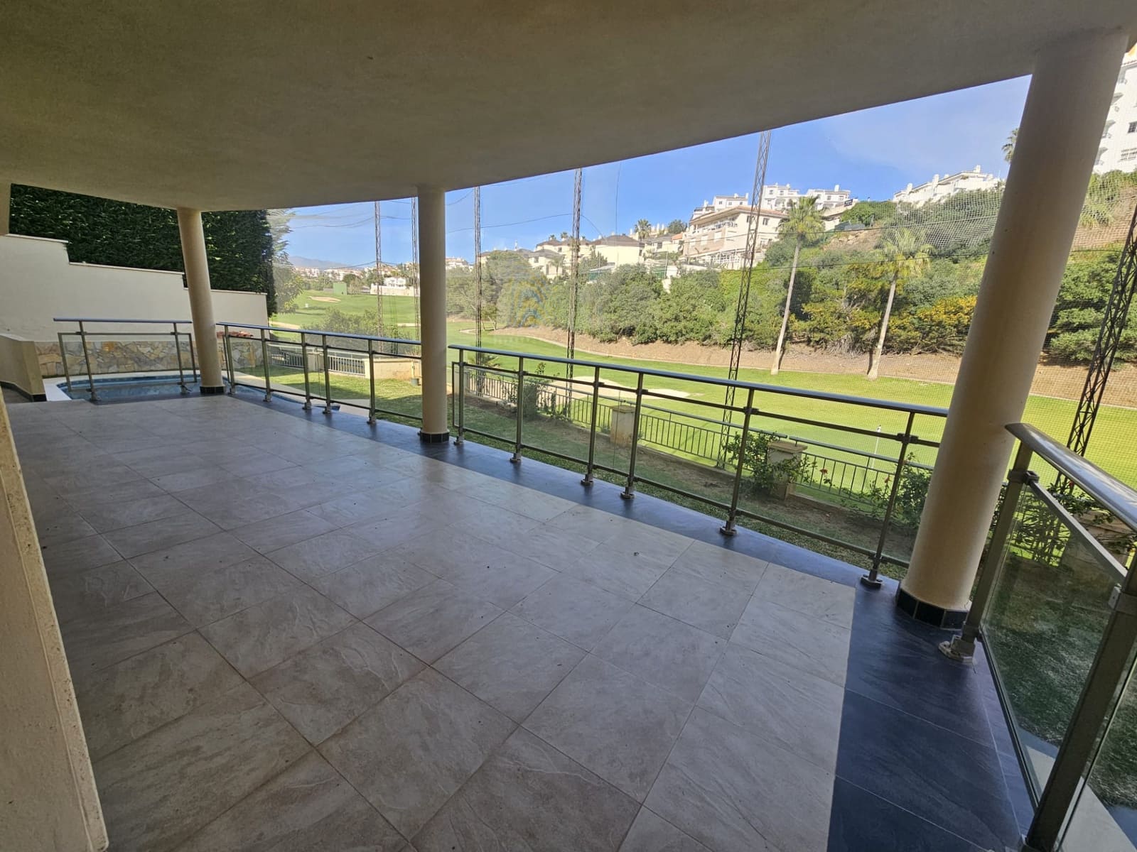 Villa/Maison de 3 chambres à louer à Riviera del Sol avec piscine garage - 3 600 € (Ref: 8920917)