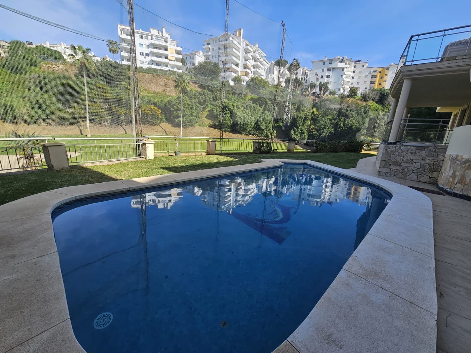 Villa/Maison de 3 chambres à louer à Riviera del Sol avec piscine garage - 3 600 € (Ref: 8920917)