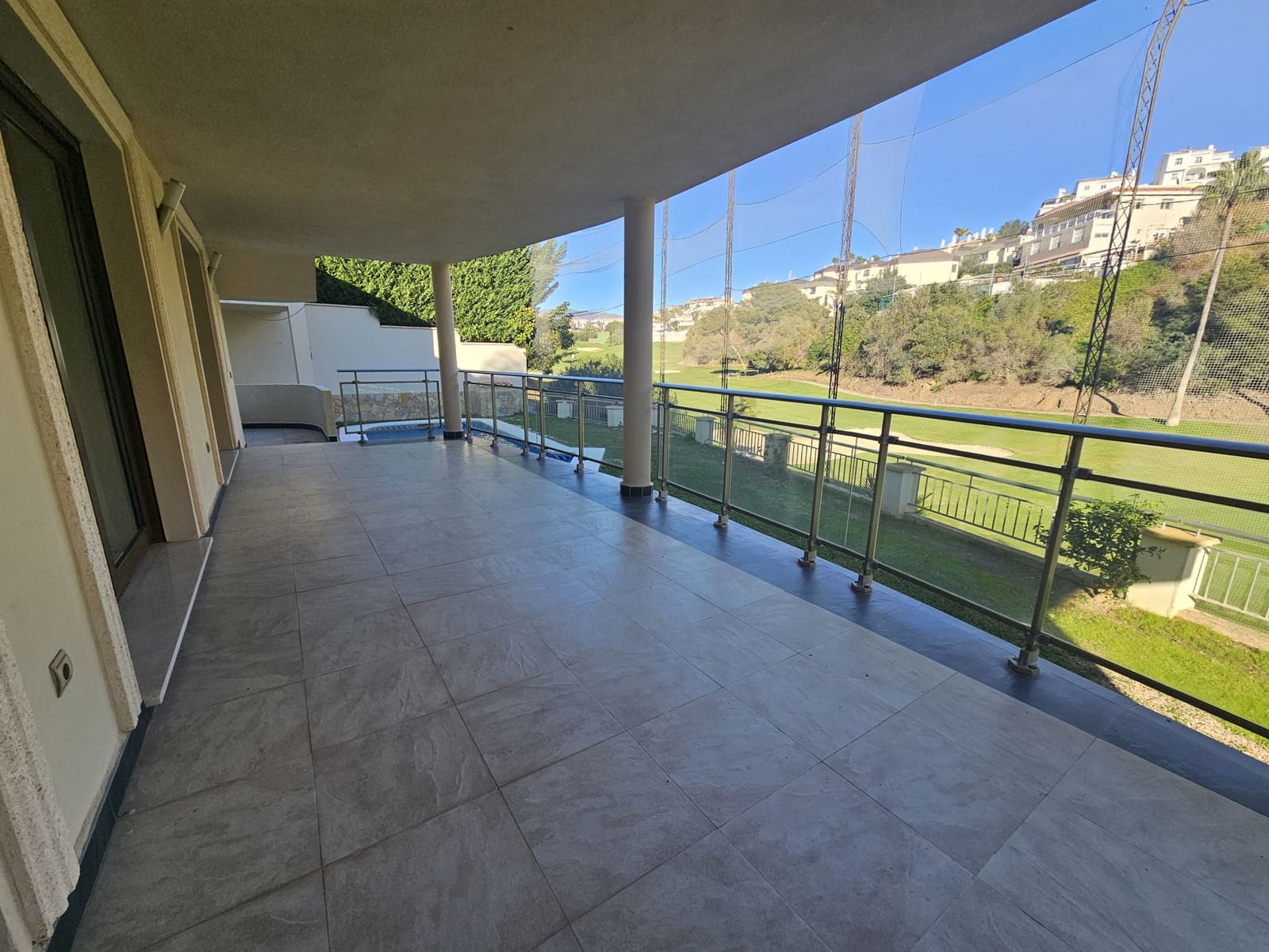 Villa/Maison de 3 chambres à louer à Riviera del Sol avec piscine garage - 3 600 € (Ref: 8920917)