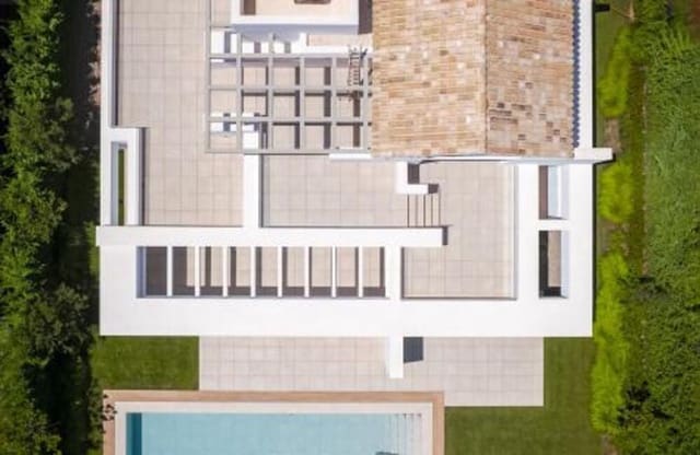 5 makuuhuone Huvila myytävänä paikassa El Paraiso, Estepona mukana uima-altaan 
autotalli - 2 485 000 € (Ref: 8923403)