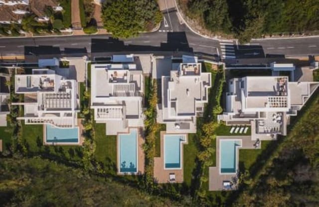 5 makuuhuone Huvila myytävänä paikassa El Paraiso, Estepona mukana uima-altaan 
autotalli - 2 485 000 € (Ref: 8923403)