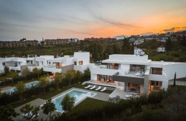 5 makuuhuone Huvila myytävänä paikassa El Paraiso, Estepona mukana uima-altaan 
autotalli - 2 485 000 € (Ref: 8923403)