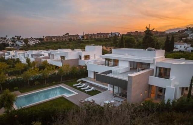 5 makuuhuone Huvila myytävänä paikassa El Paraiso, Estepona mukana uima-altaan 
autotalli - 2 485 000 € (Ref: 8923403)