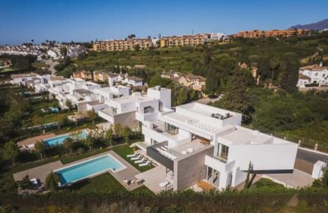 5 makuuhuone Huvila myytävänä paikassa El Paraiso, Estepona mukana uima-altaan 
autotalli - 2 485 000 € (Ref: 8923403)