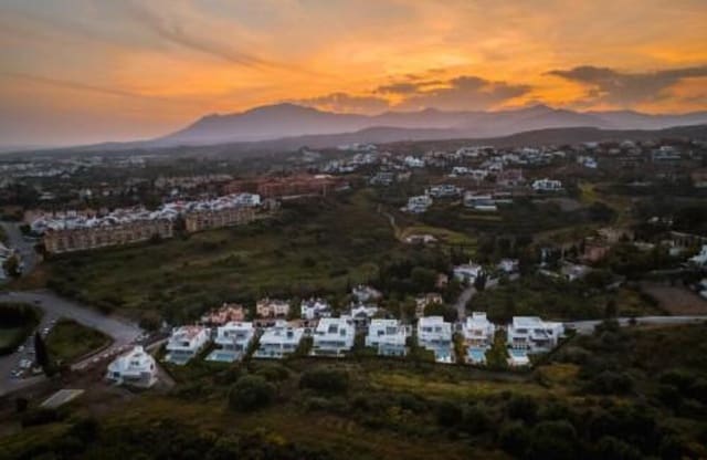 5 makuuhuone Huvila myytävänä paikassa El Paraiso, Estepona mukana uima-altaan 
autotalli - 2 485 000 € (Ref: 8923403)