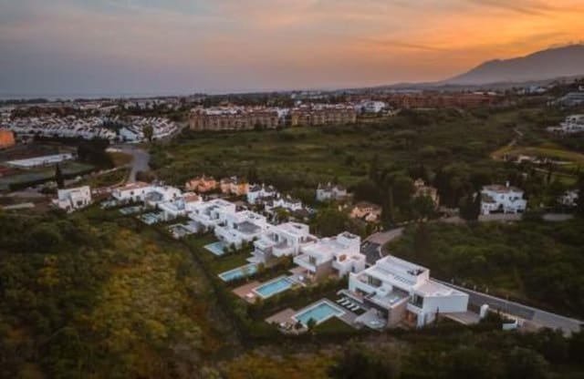 5 makuuhuone Huvila myytävänä paikassa El Paraiso, Estepona mukana uima-altaan 
autotalli - 2 485 000 € (Ref: 8923403)