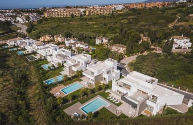 5 makuuhuone Huvila myytävänä paikassa El Paraiso, Estepona mukana uima-altaan 
autotalli - 2 485 000 € (Ref: 8923403)